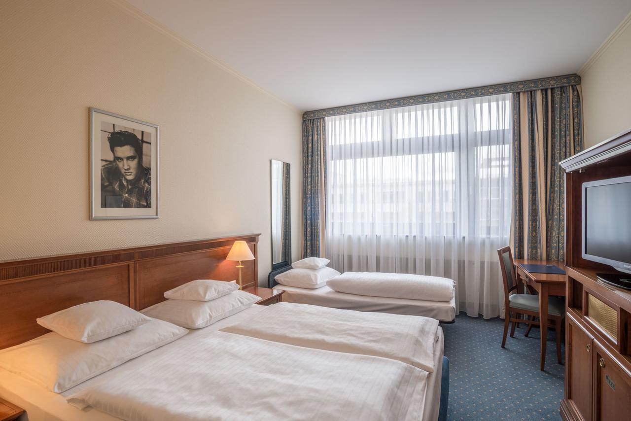 Hollywood Media Am Kurfuerstendamm 4*