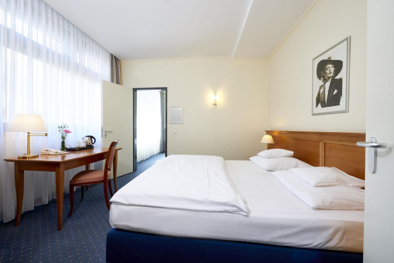 Hollywood Media Am Kurfuerstendamm 4*